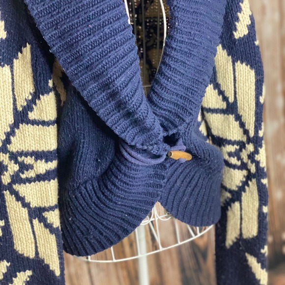 American Eagle Winter Sweater - Picture 13 of 15